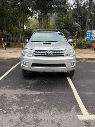 TOYOTA HILUX SW4 3.0 SRV 4X4 7 LUGARES 16V TURBO INTERCOOLER DIESEL 4P AUTOMÁTICO